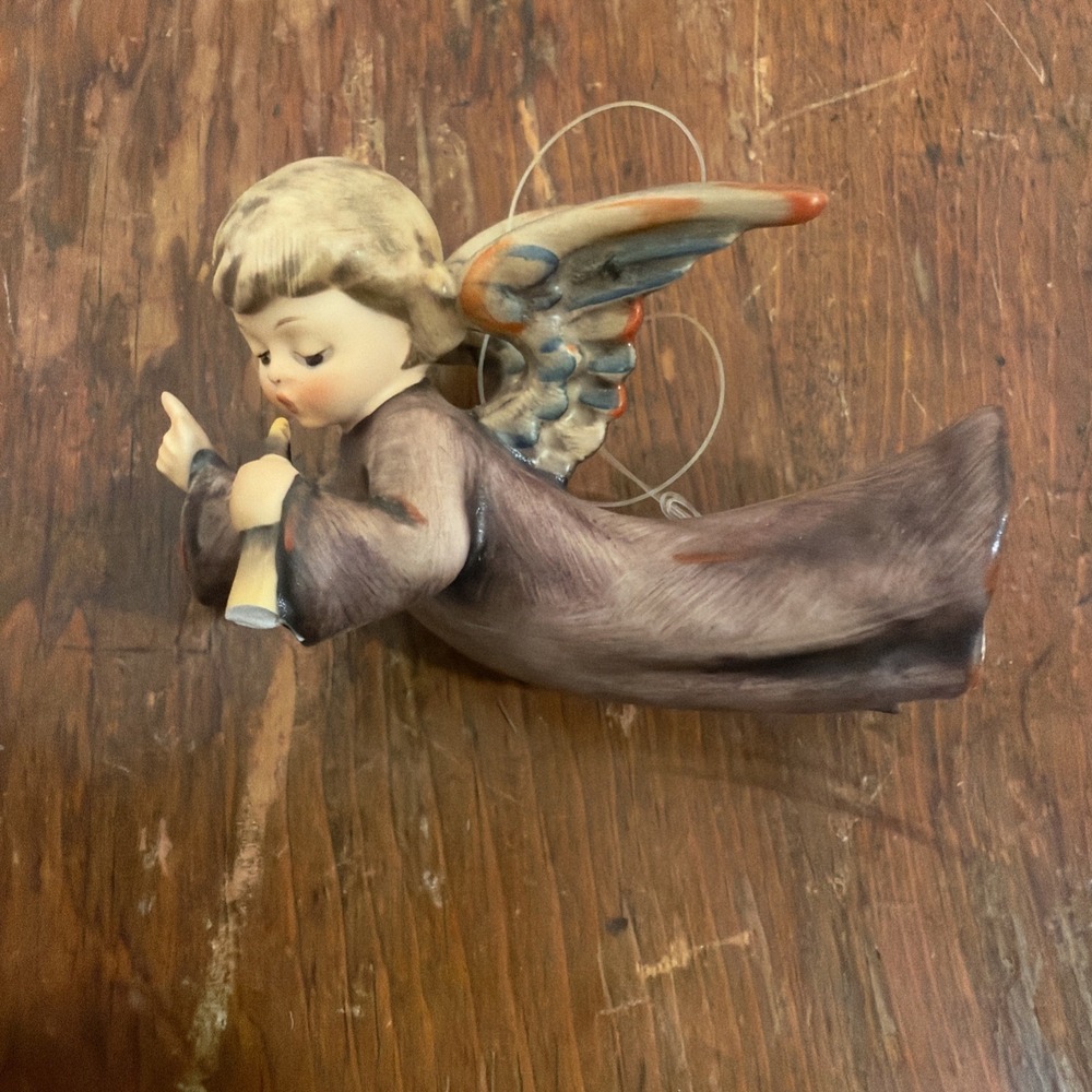 Goebel Hummel 4" "Flying Angel" Nativity Figure #366, TMK-3, 1964, Damaged